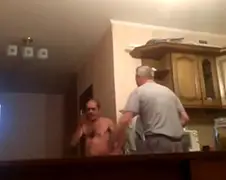 Oude bazen spelen niet zo'n gezellig slap the face spelletje