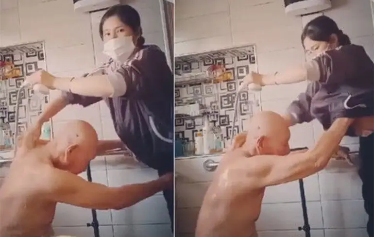 Oude man wassen in verzorgingshuis in Taiwan is een hele opgave