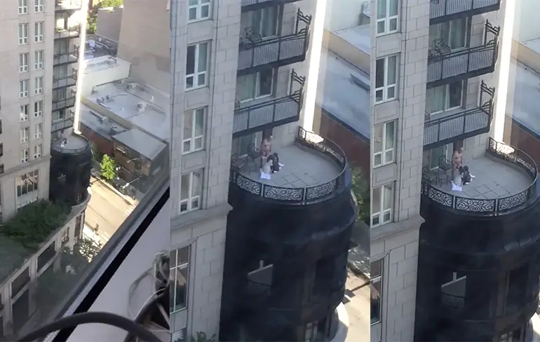Oude opa geniet op balkon van hotel Waldorf Astoria Chicago