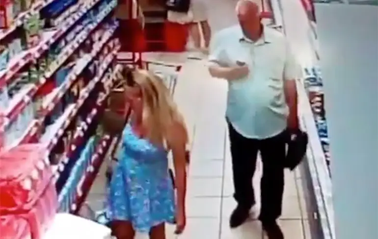 Oude opa schiet in supermarkt plaatje voor zijn verzameling...