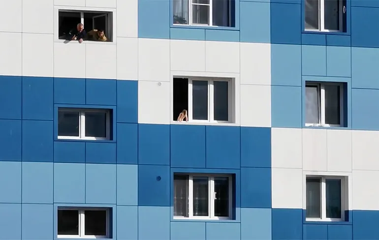 Ouders in Rusland laten kind alleen thuis, kind neemt kijkje bij open raam