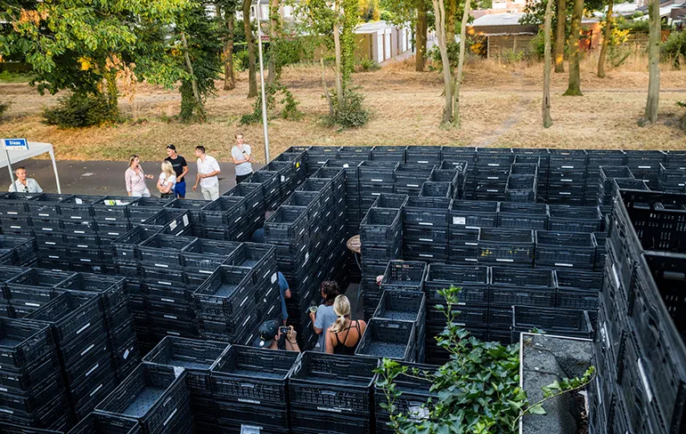Ouders komen thuis van vakantie en treffen doolhof van 1717 kratjes aan