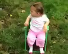 Ouders van het jaar geven kind ijswater uitdaging...