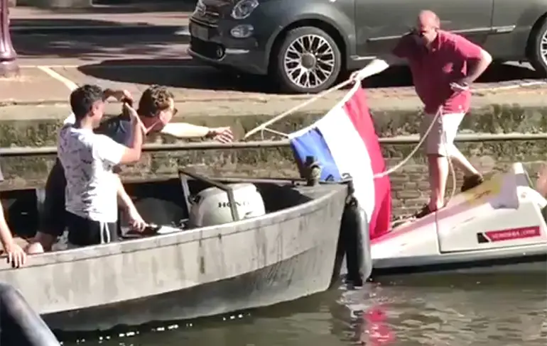 Overstappen op boot in Amsterdam gaat niet helemaal goed