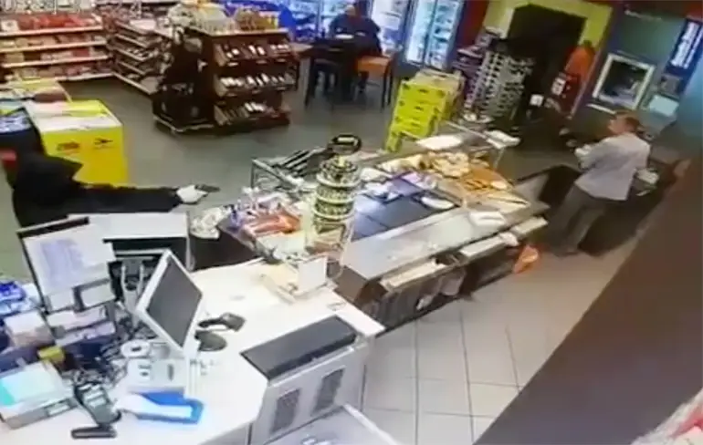 Overvaller van tankstation in Duitsland krijgt niets mee
