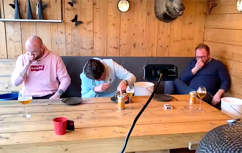 Paar mannen die dachten dat de Surströmming uitdaging wel mee zou vallen