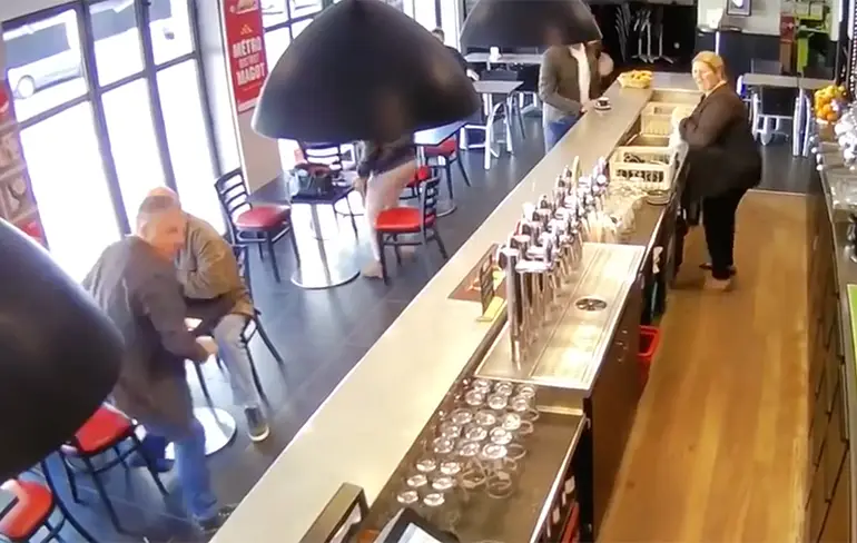 Paard komt kijkje nemen in cafe in Frankrijk