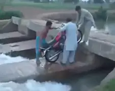 Pakistaanse grappenmaker wast trein in 20 seconden
