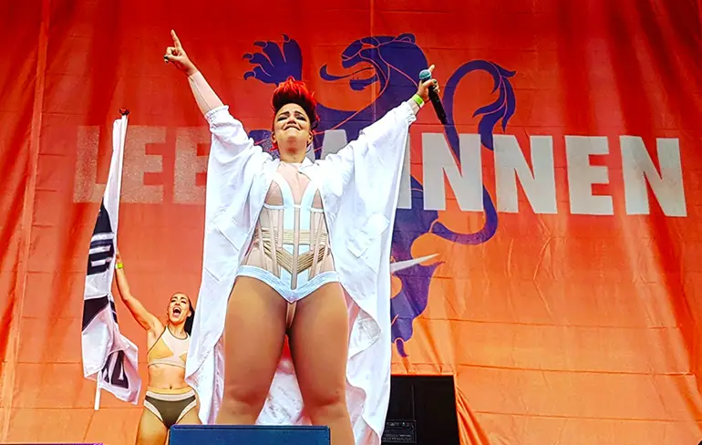 Pakje Eva Simons bij huldiging Oranje Leeuwinnen liet weinig te raden over