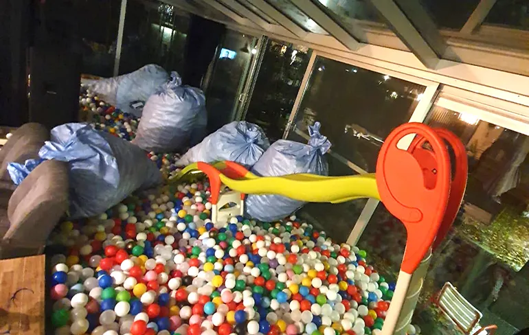 Papa alleen met de kinderen: Maakt eigen ballenbak in huis