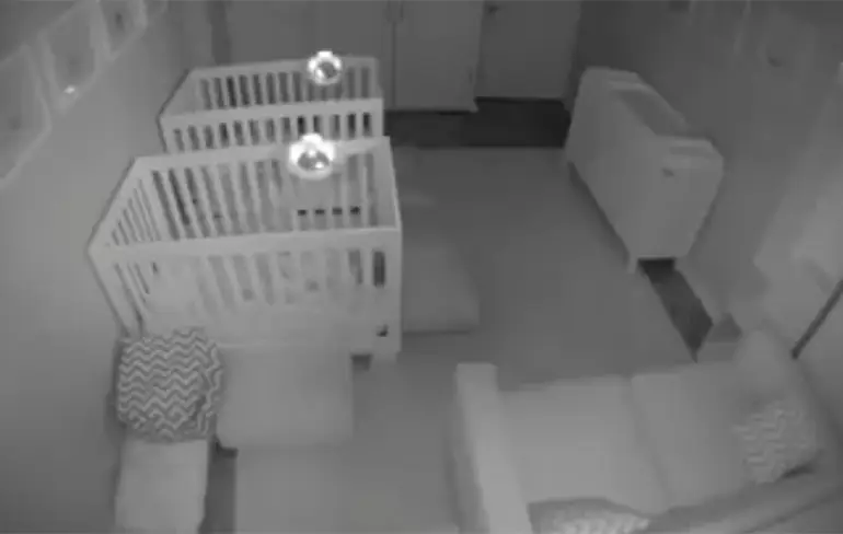 Papa en mama denken dat de tweeling ligt te slapen...