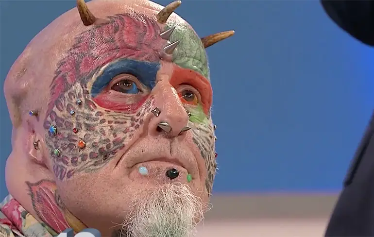 Papegaaiman te gast in de Jeremy Kyle Show