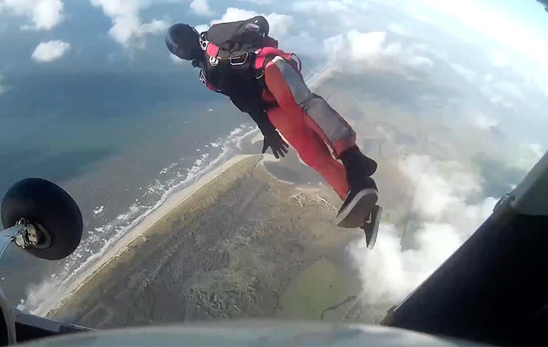 Parachutespringer verliest schoen tijdens sprong boven Texel