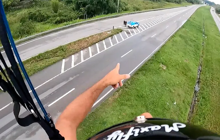 Paraglider is te druk met groeten van politie en ziet hoogspanningsdraad over het hoofd