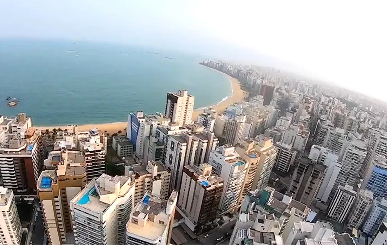 Paraglider landt in Brazilië op rooftop met zwembad
