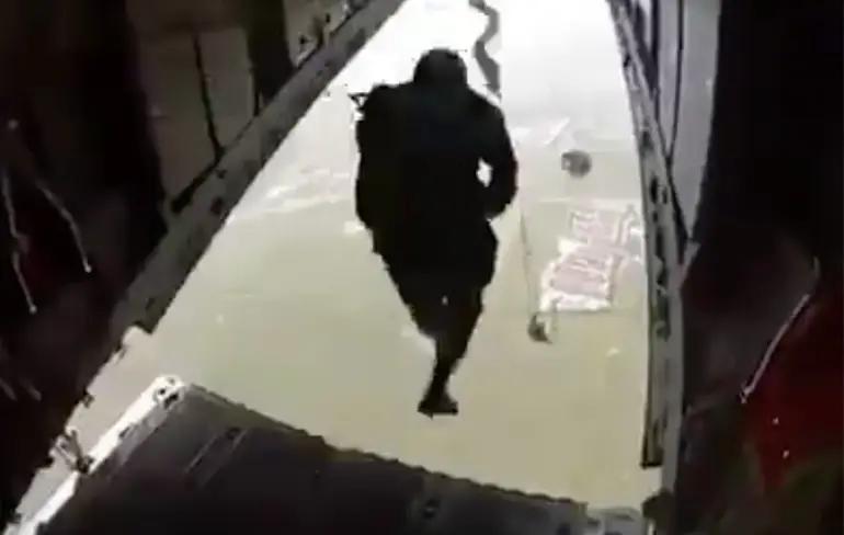Paratrooper blijft bij springen aan vliegtuig hangen!