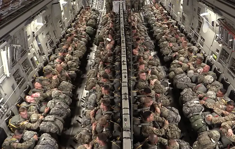 Paratroopers 82nd en 101st Airborne Division springen uit C-17