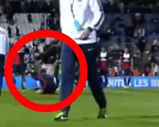 Paris st. Germain-voetballer haalt klassieke grap uit met cameraman