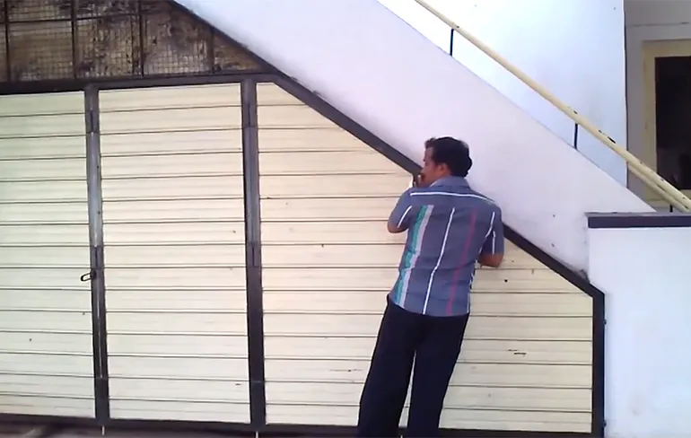 Parkeer maar onder de trap...