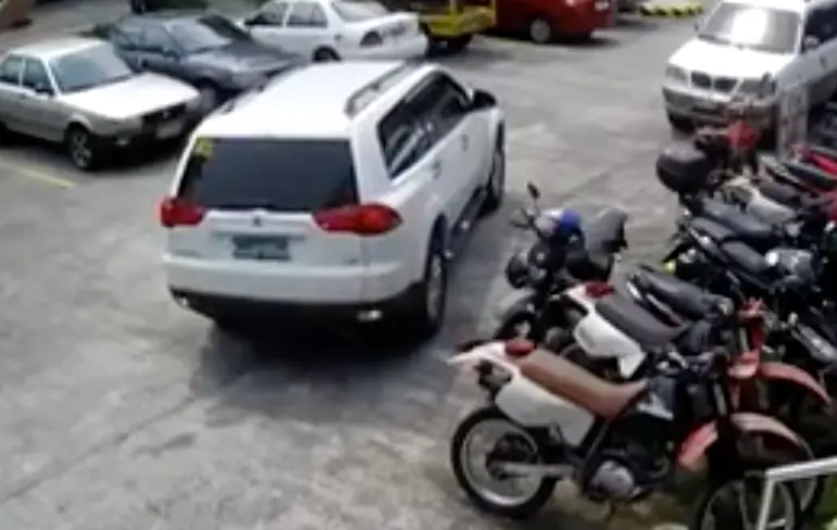 Parkeren met een Mitsubishi Montero Sport kan weleens lastig klusje zijn...
