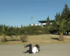 Parkour Fail tijdens sprongetje over auto