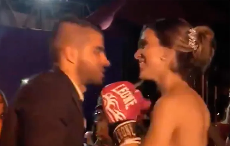 Pasgetrouwd koppel houdt boksgevecht op hun bruiloft