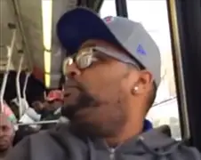 Passagier zet andere passagier in bus op haar nummer
