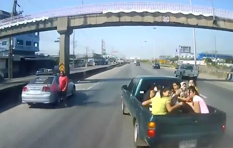 Passagiers na aanrijding uit pick up geslingerd