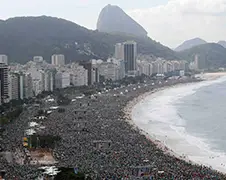 Paus zorgt voor drukte op Copacabana strand