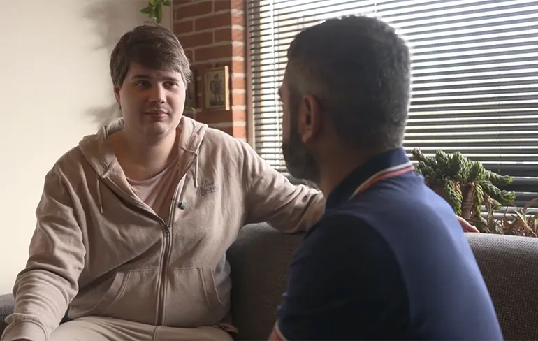 Pedoactivist Nelson haalt met uitspraken bloed onder je nagels vandaan...