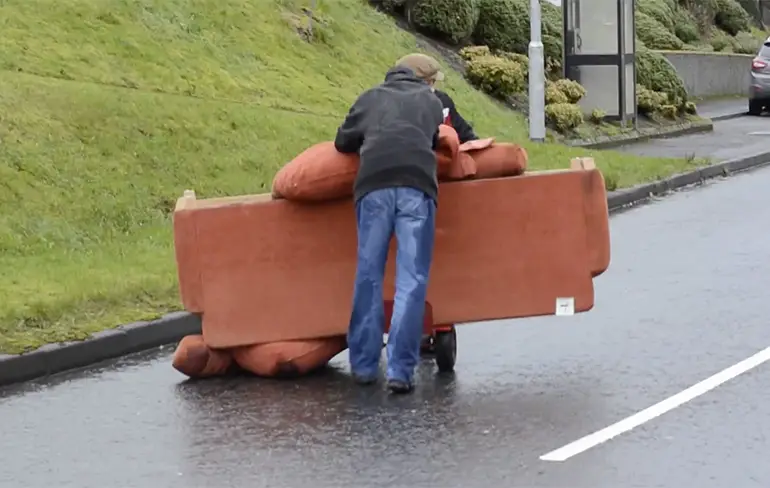 Peppi en Kokki van Noord-Ierland verhuizen een bank...