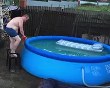 Pietertje wil een verfrissende duik nemen...