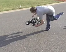 Pijnlijk aangereden door RC Auto...