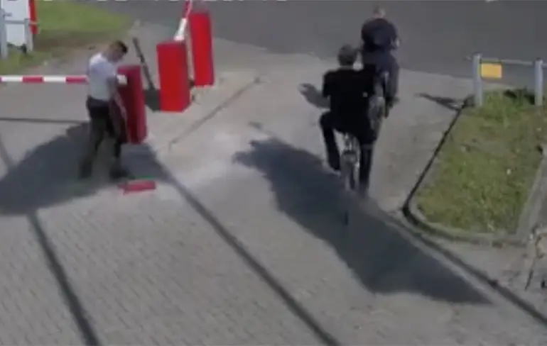 Pijnlijk: Fietser dacht dat slagboom langzamer zou dalen...