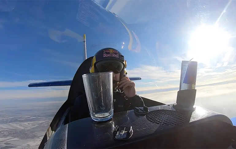 Piloot heeft al vleugels, maar schenkt toch een Red Bull in