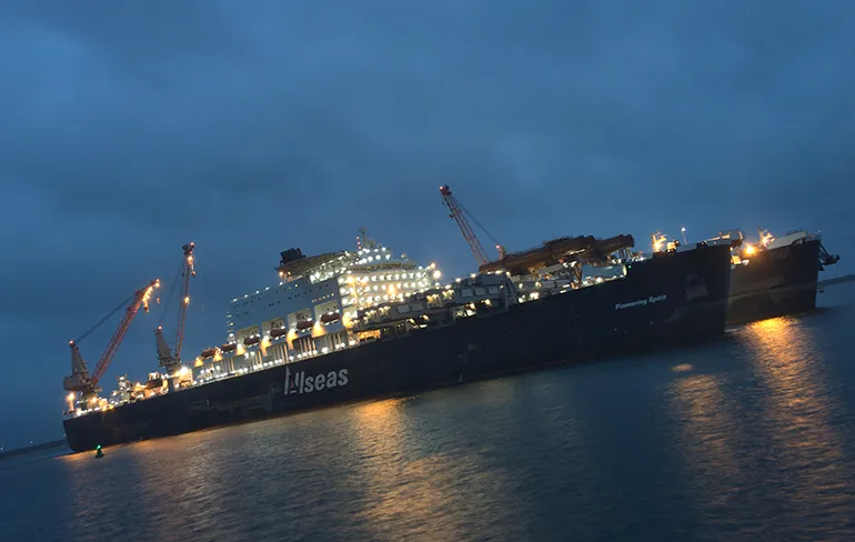 Pioneering Spirit, grootste schip ter wereld, verlaat haven Rotterdam