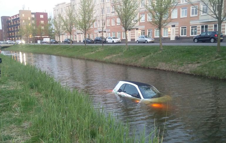 Pizzabezorger in Almere vergeet handrem en auto rolt het water in