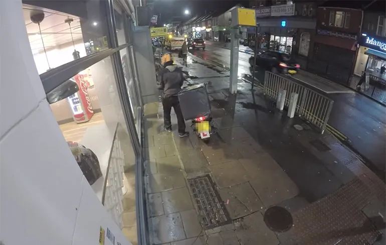 Pizzakoerier wordt beroofd door twee dronken meiden