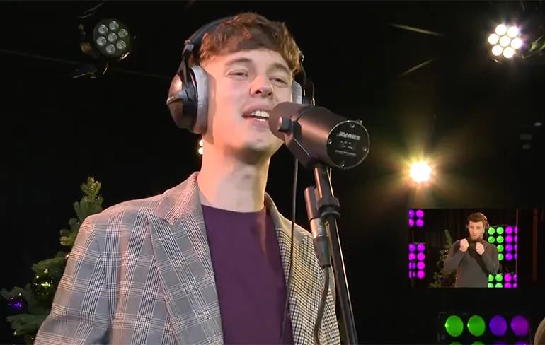 Pjotr rapt 2020 aan elkaar: Welkom in het jaar van de elleboog