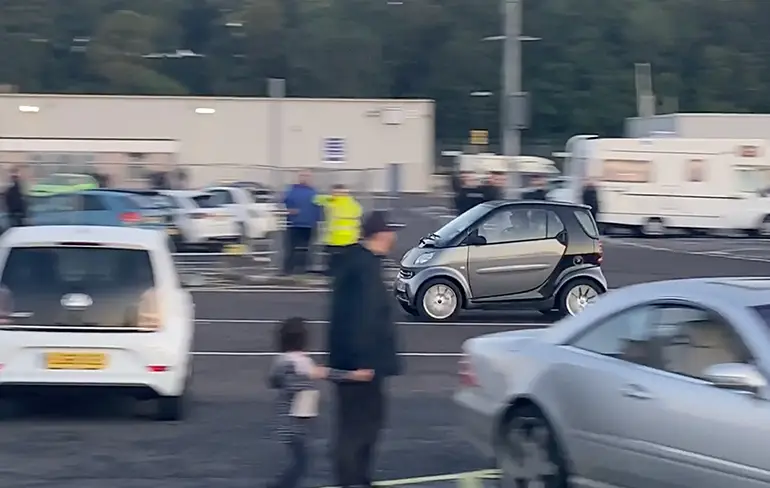 Plaatselijke idioot van parkeerplaats Engelse Weymouth rijdt tegen muurtje