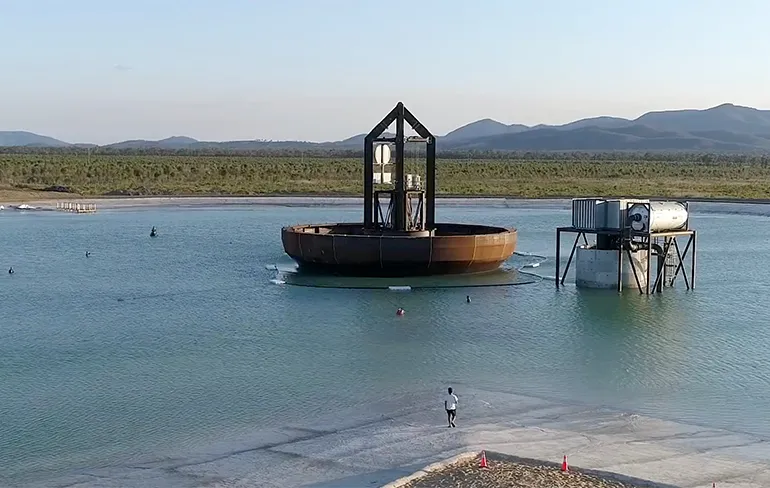 Plas in Australië heeft Mad Max apparaat om golven te maken