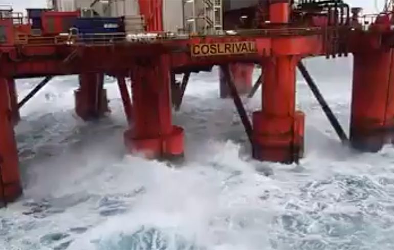 Platform COSLRival vs extreem hoge golven op de Noordzee
