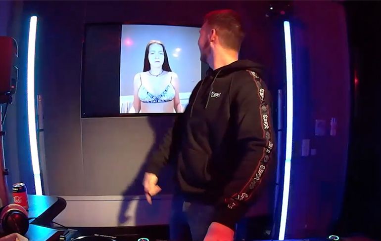 Pluspunten bouncen lekker mee tijdens liveset van Frenchcore DJ Sefa