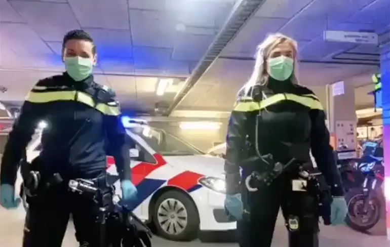 Politie Amsterdam laat zien hoeveel anderhalf meter nu precies is