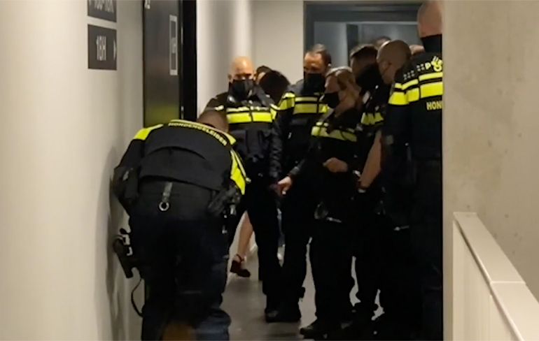 Politie beëindigt illegaal coronafeest in Den Haag: Agent geslagen en drugs van balkon gegooid
