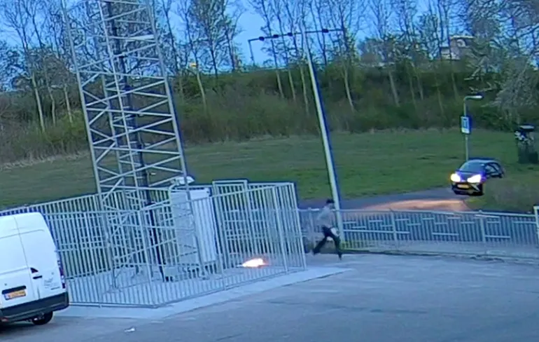 Politie deelt beelden van brandstichting bij zendmast in Groningen