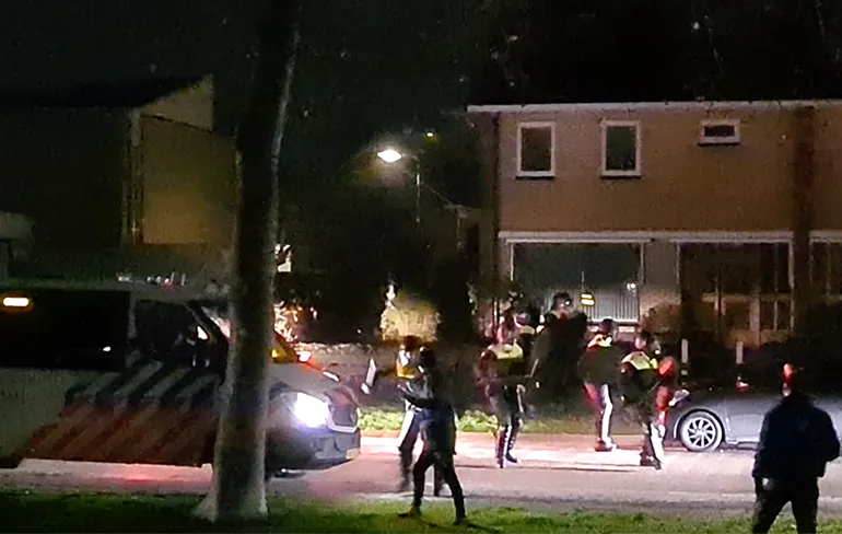 Politie en ME grijpen in tijdens wederom vervroegd Oud en Nieuw op Urk