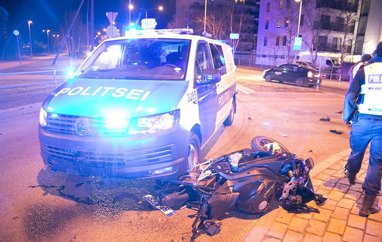 Politie Estland ramt motor van de weg om einde te maken aan achtervolging