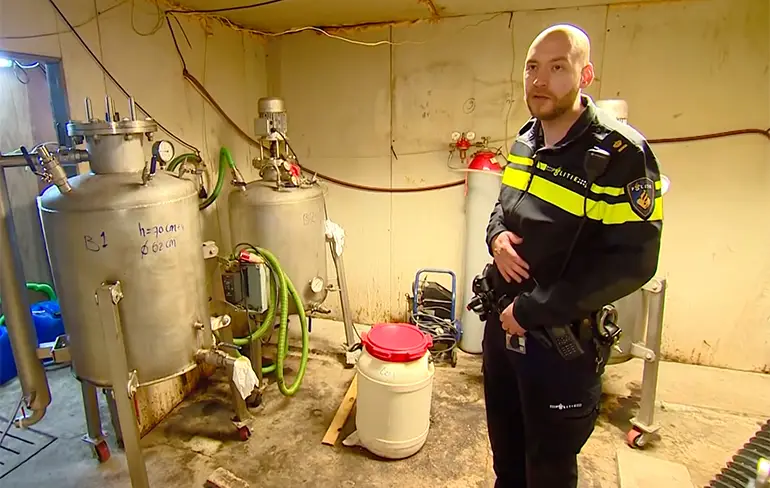 Politie geeft een rondleiding door groot professioneel drugslab in Hapert
