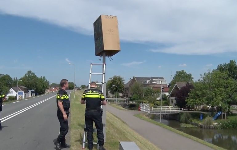 Politie haalt doos van flitspaal in Maasdijk